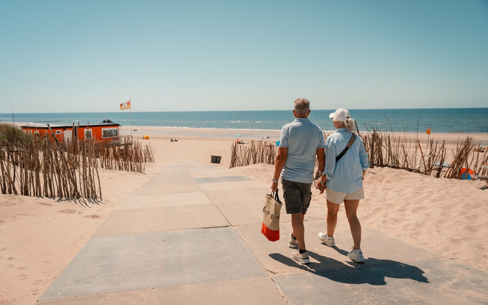 Strandpad door de duinen