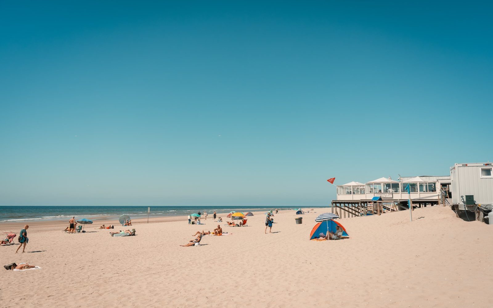 Gasten op het strand